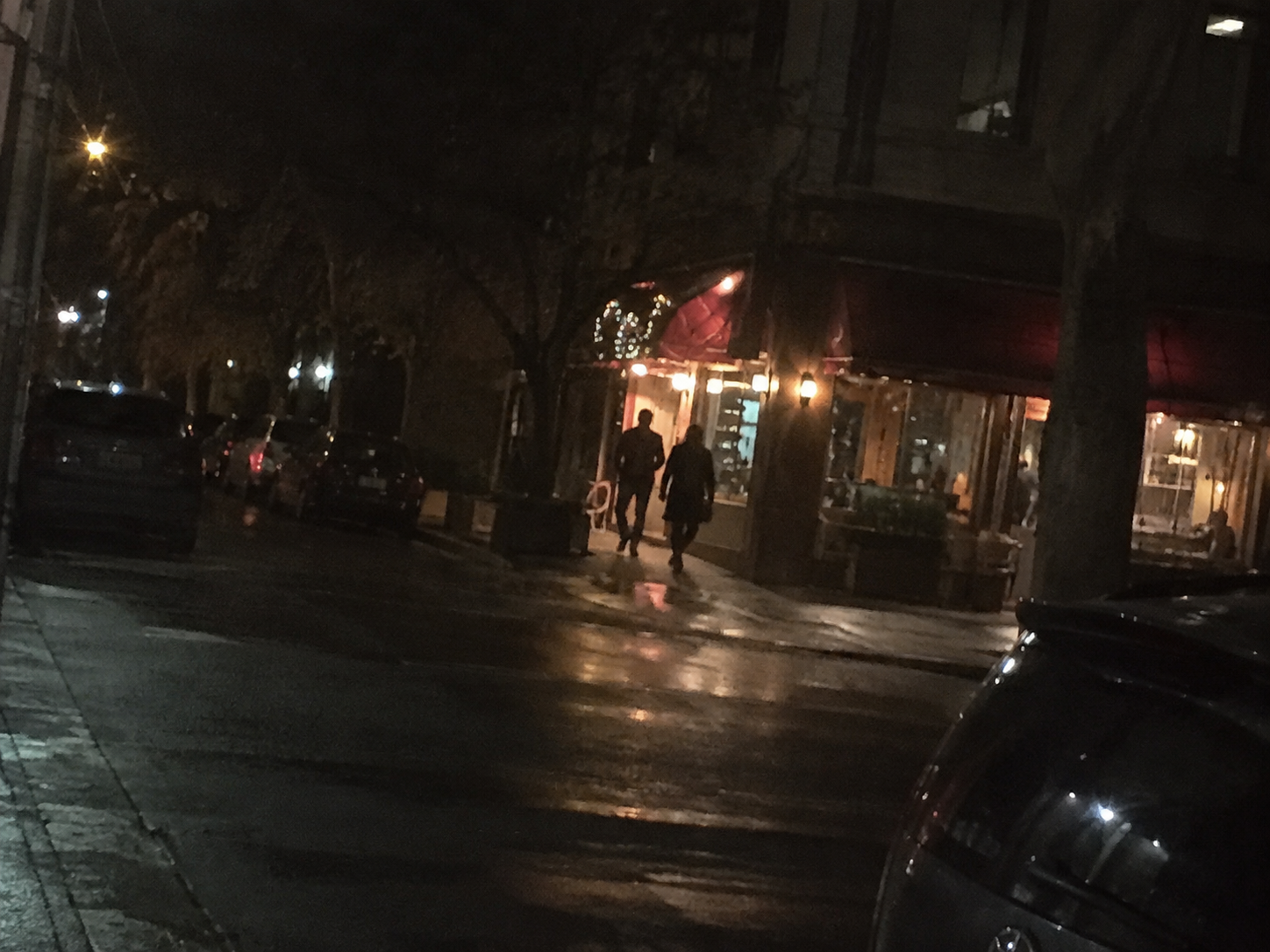 夜の飲食店前を遠くから撮影した架空のサンプル写真