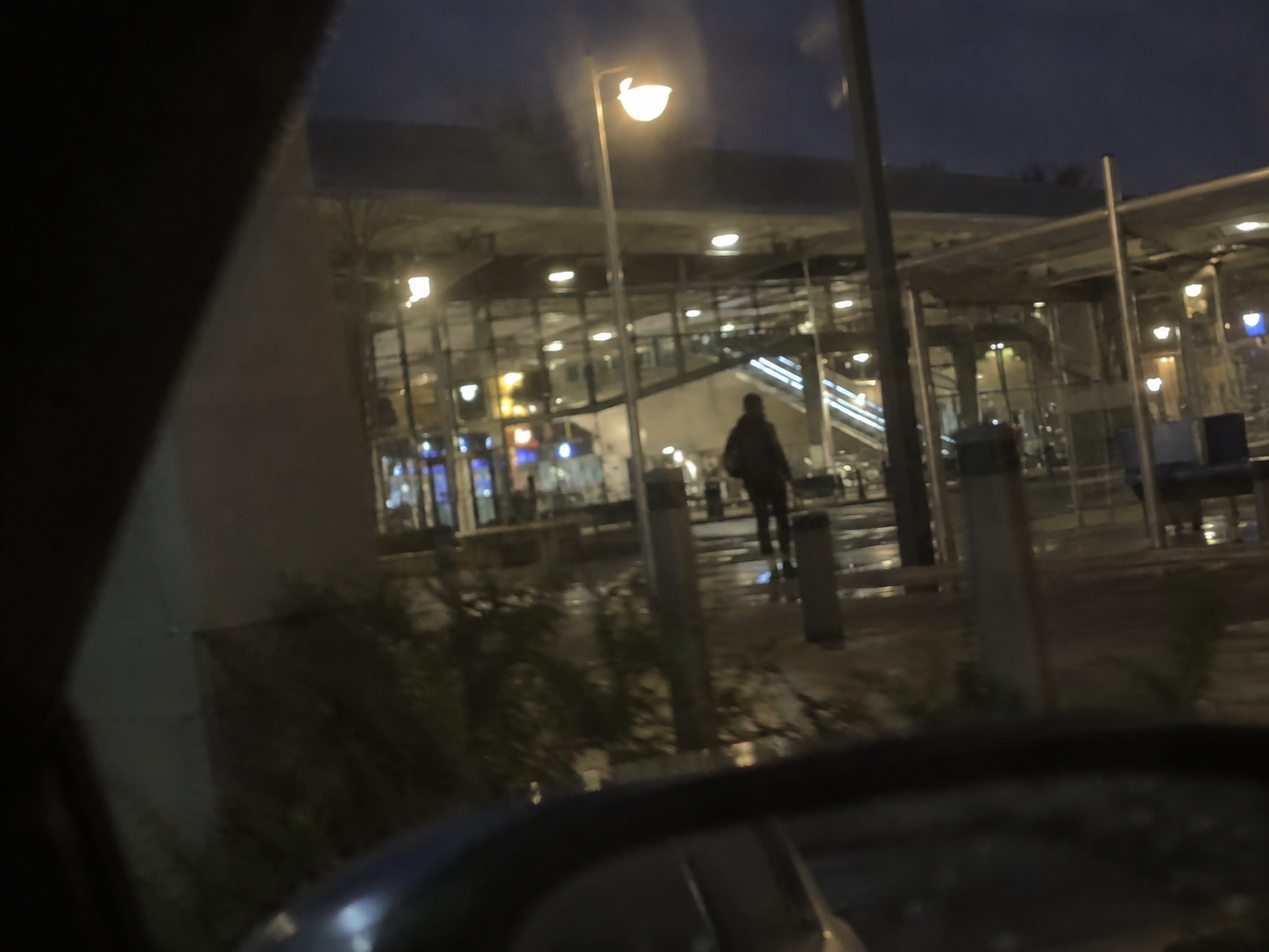 夜の駅前を車内から撮影した架空のサンプル写真